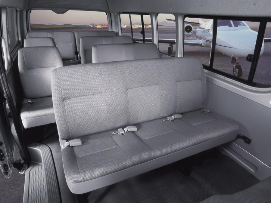  Toyota Hiace Combi High Roof 2004 года  (фото 2 из 10)